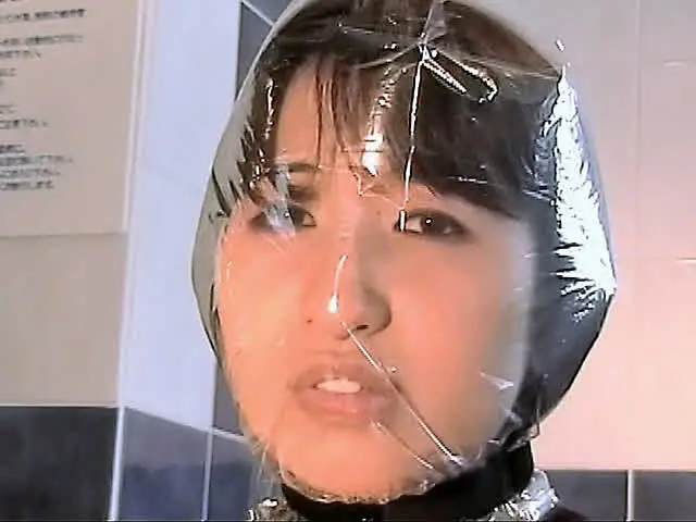 頭からビニール袋をかぶり… Water01