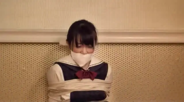 制服少女の手足を縛って胸… 女生徒を縛っていたずら