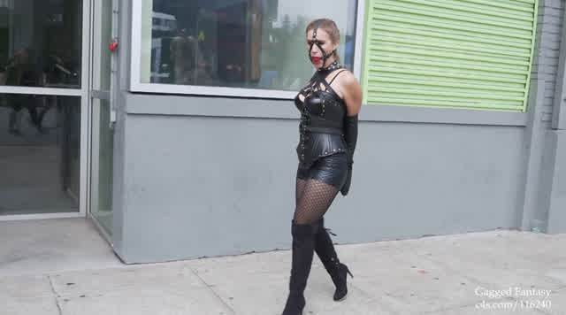 緊縛モデルであるブレア・… 世界最大のレザー／BDSMイベントでの露出緊縛