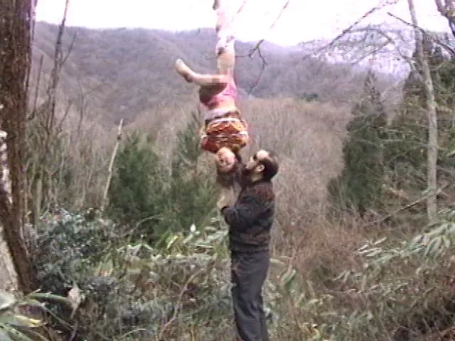 大木に片脚逆さ吊りで泣く… 従僕志願妻 天井逆さ吊りに蝋燭責めに○●放尿