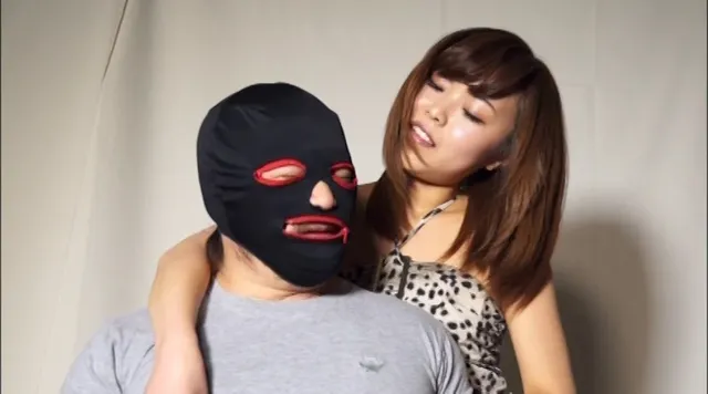 自称S女の痴女プレイに素… 傲慢女を首絞めリンチ1